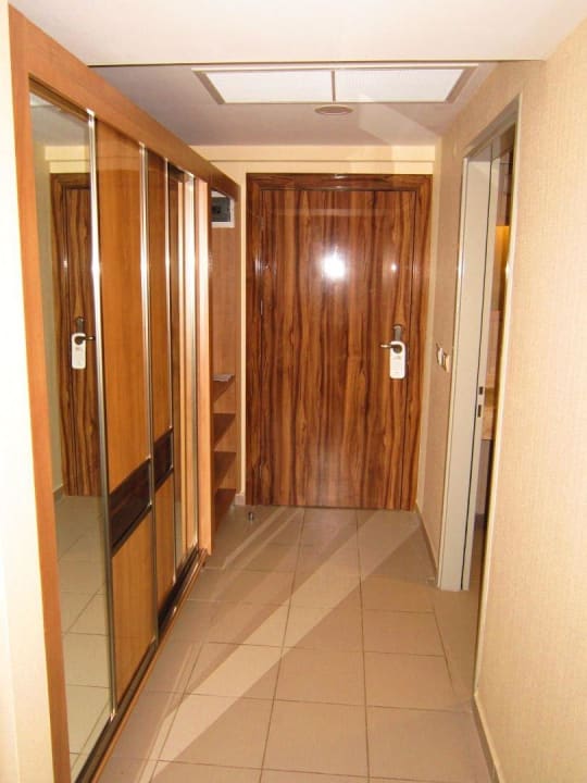 Flur im Zimmer mit Schrank Royal Beach Club Hotel