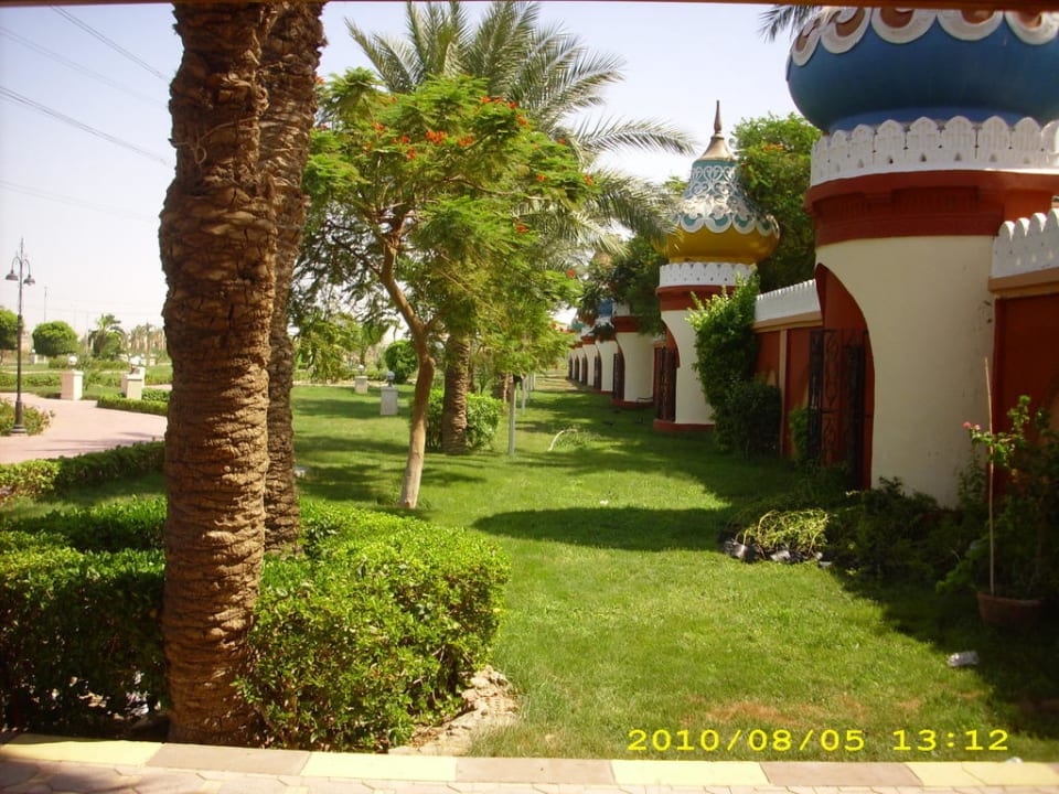 Grünanlage vor dem Hotel Pickalbatros Alf Leila Wa Leila Resort - Neverland Hurghada
