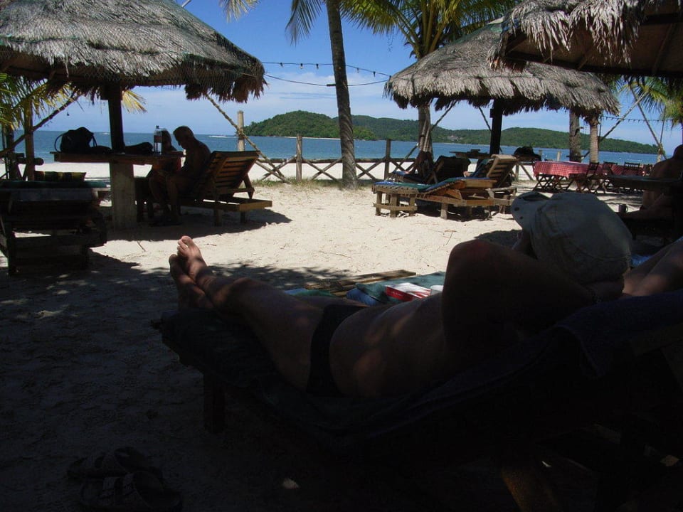 Blick von der Liege zum Strand Hotel Beach Garden Resort