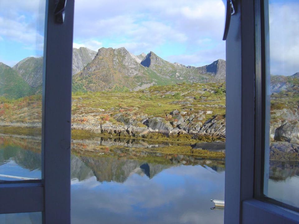 Blick aus dem Schlafzimmerfenster Nyvagar Rorbuhotell