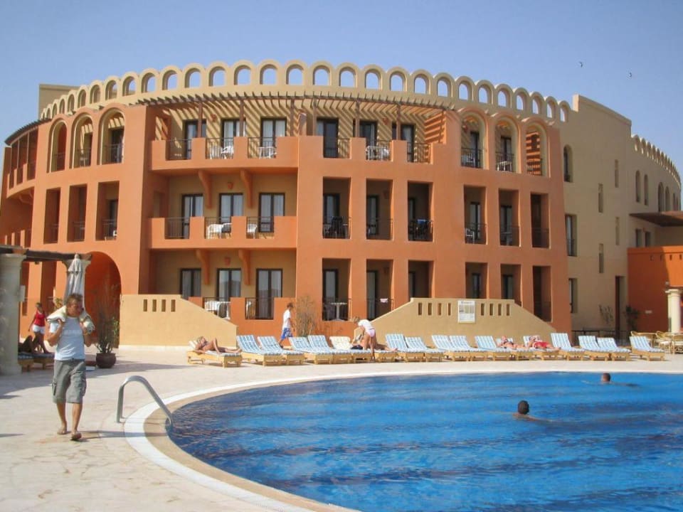 Blick vom Pool aufs Hotel Hotel Three Corners Ocean View prestige - Adults only