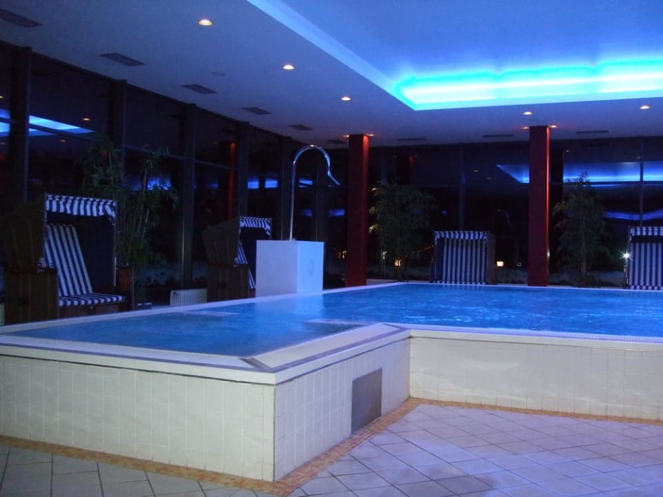 Abends im Poolbereich Fletcher Hotel-Restaurant Arnsberg-Sauerland