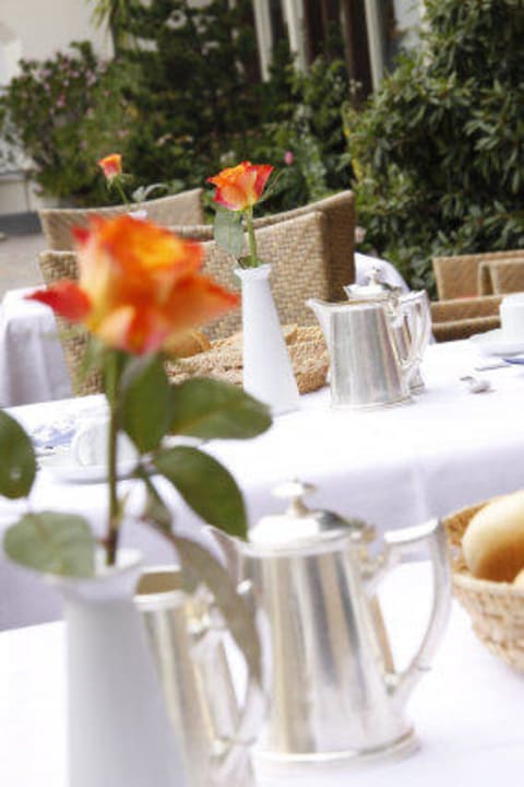 Frühstück auf der Terrasse Hotel Bemelmans Post