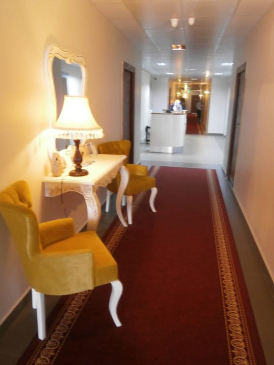 Gang und Rezeption Hotel 19