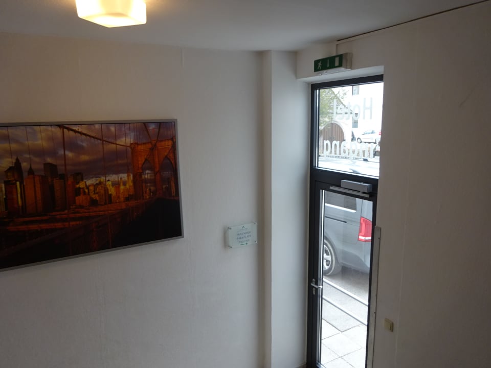 Hinterein-/ausgang am Parkplatz AVALON Hotel Bad Reichenhall