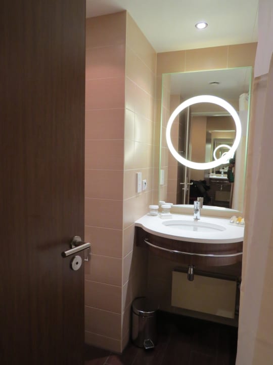 Badezimmer Hilton Garden Inn Frankfurt Airport