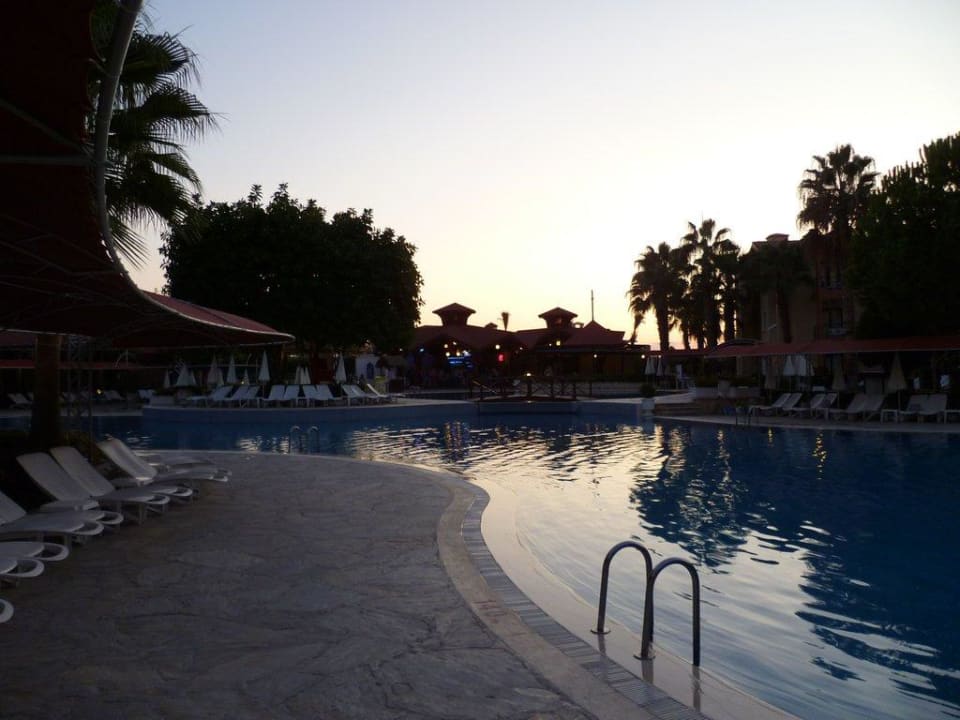 Pool abends Miramare Queen Hotel