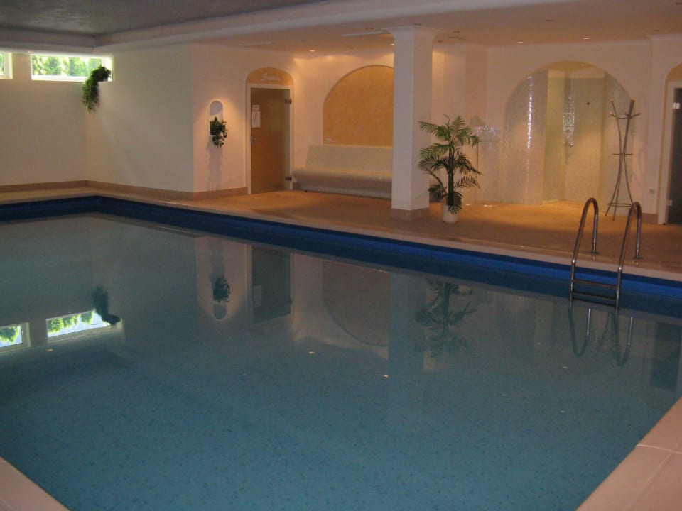 Pool mit Saunabereich im Hintergrund Hotel Cristallo