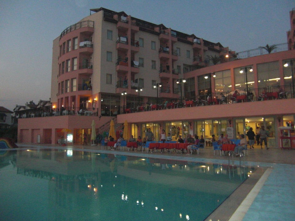 Pool und Terrasse Royal Atlantis Beach Hotel