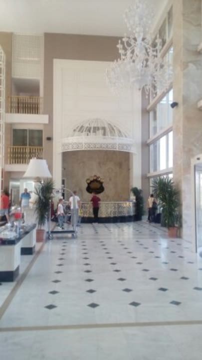 Lobby Well Palace Side