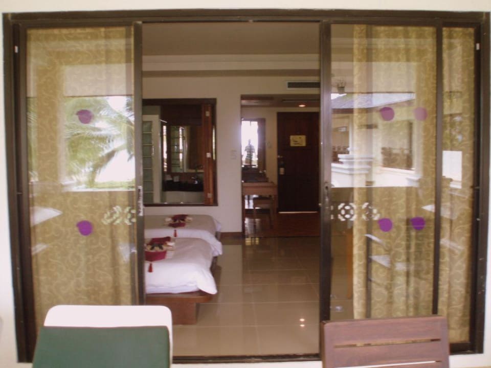 Blick vom Balkon in das Zimmer Khaolak Orchid Beach Resort
