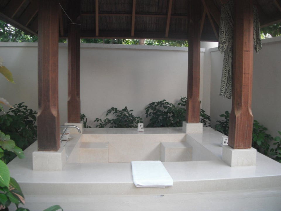 Badewannen im Garten Conrad Maldives Rangali Island