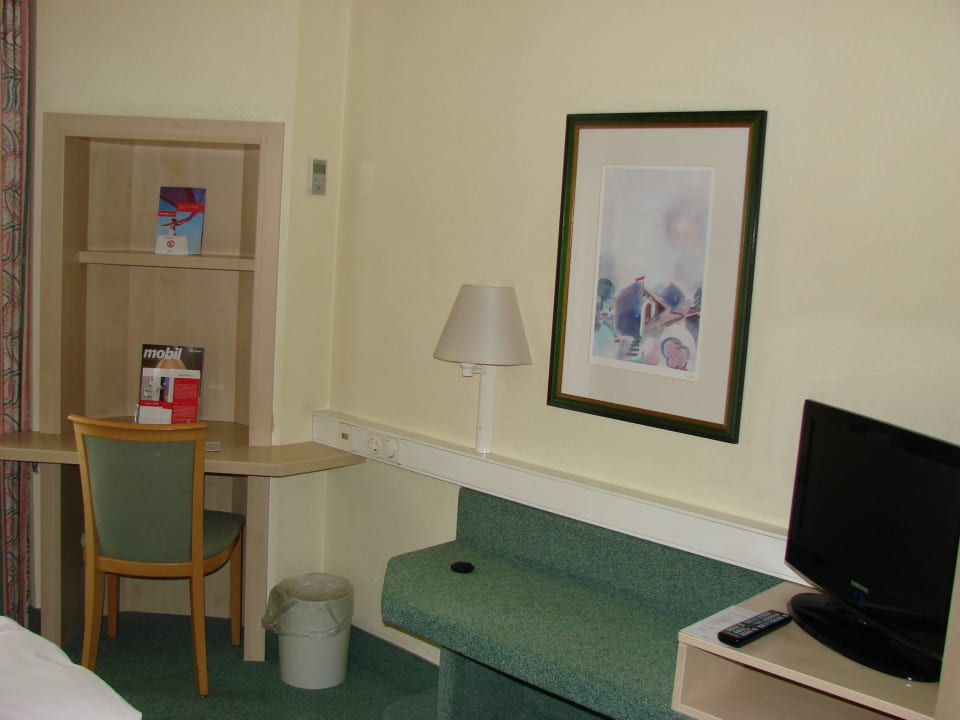 TV & Schreibtisch IntercityHotel Hamburg-Altona