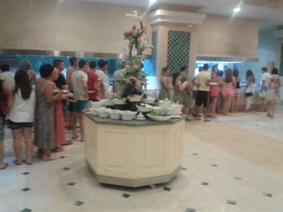 Schlange am Buffet Horus Paradise Luxury Resort & Club