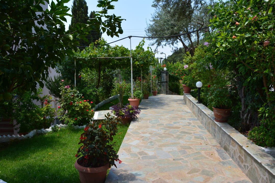 Das ist ein schöner Weg zum Haus IV Odysseus Hotel