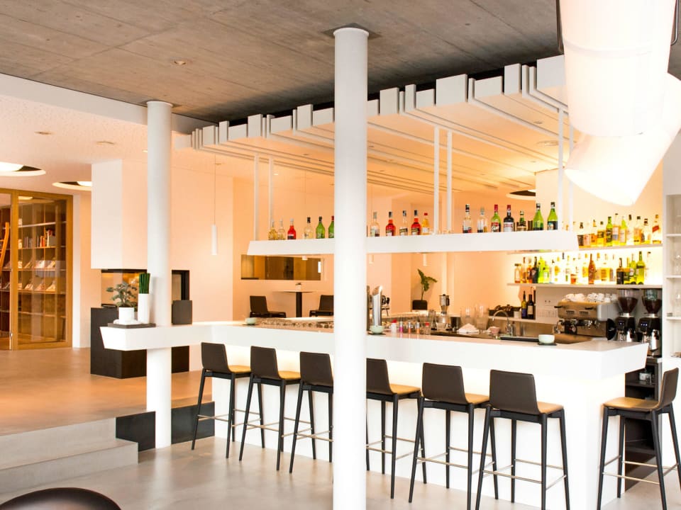 Der Bartresen mit vielen feinen Sachen Design Hotel Tyrol