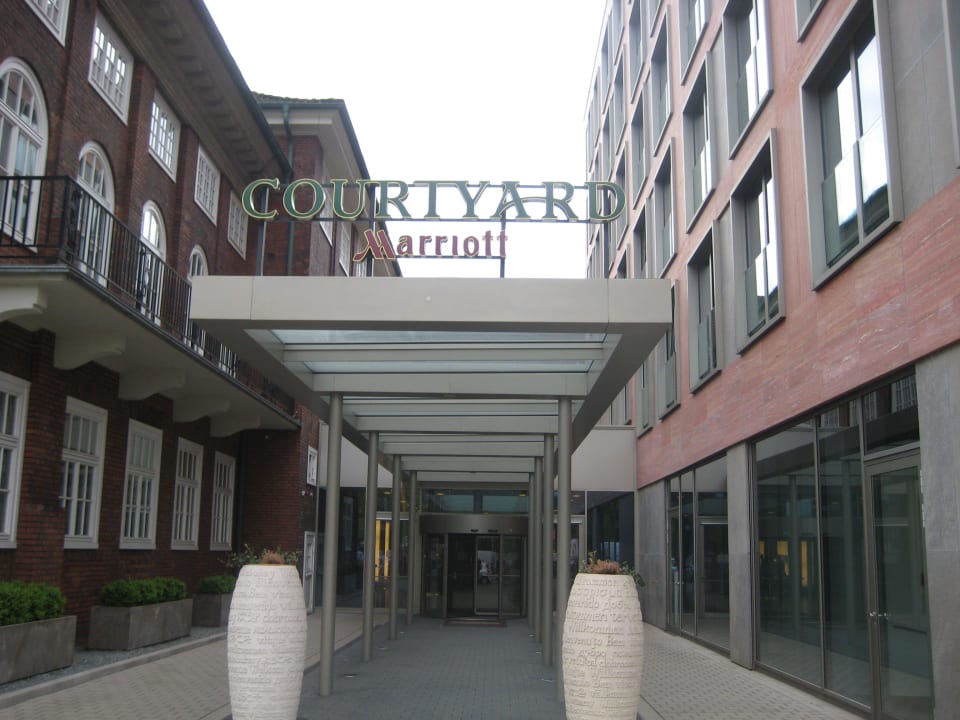 Haupteingang Courtyard by Marriott Bremen