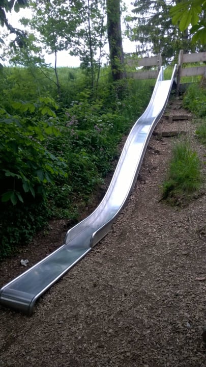 Große Rutsche am oberen Spielplatz Familotel Allgäuer Berghof