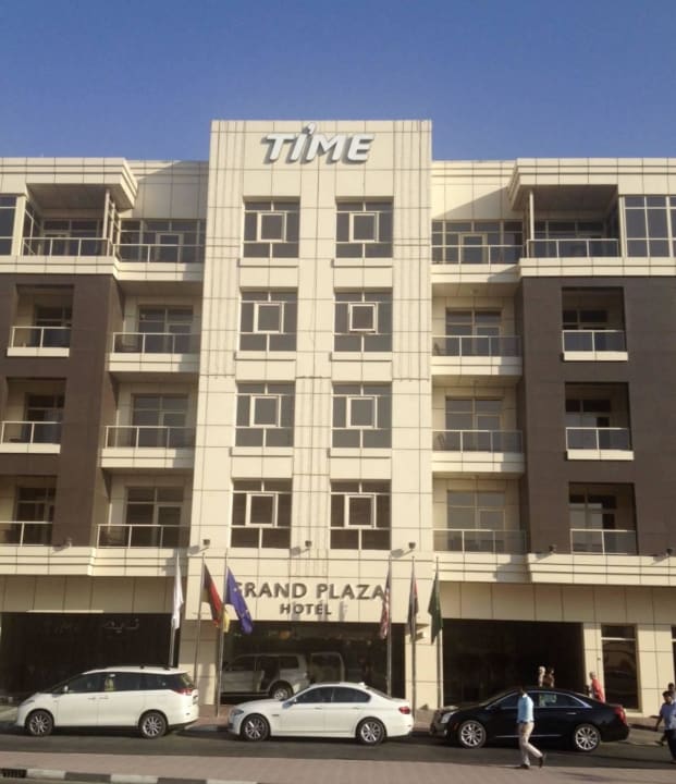 Vor dem Hotel TIME Grand Plaza Hotel