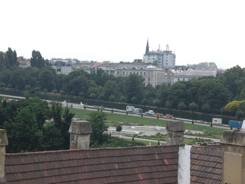 Blick vom Zimmer aus auf Schloß Belvedere Lindner Hotel Vienna Am Belvedere, part of JdV by Hyatt