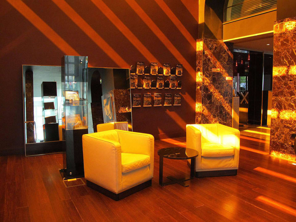 Sitzmöglichkeit an der Lobby Sofitel Munich Bayerpost Hotel