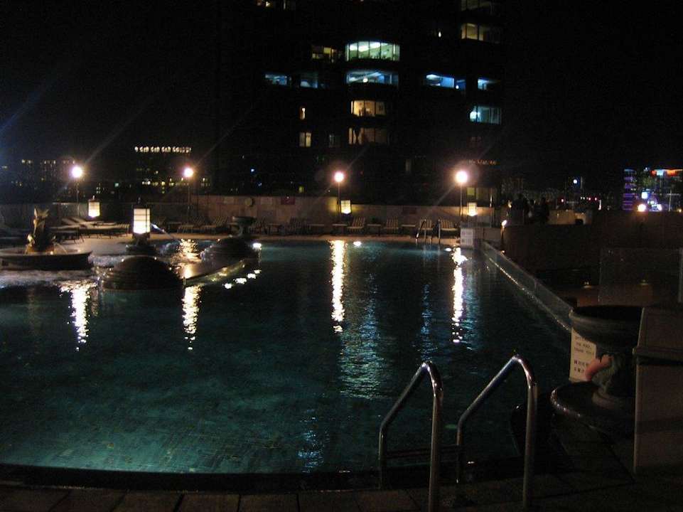 Pool bei Nacht Harbour Grand Kowloon
