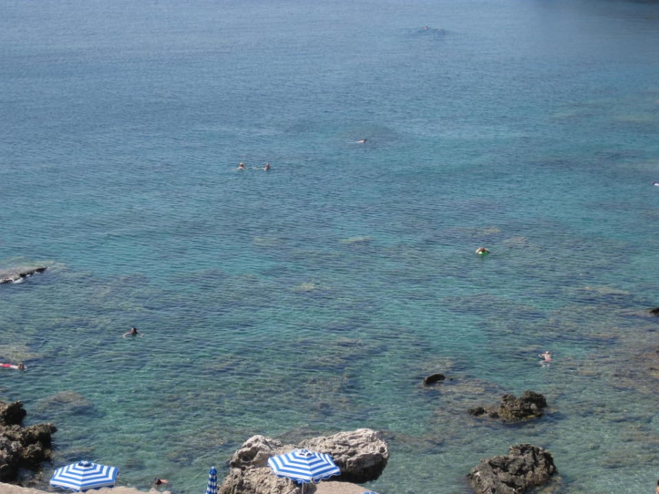 Glasklares Wasser am Strand Hotel Kalithea Mare Palace