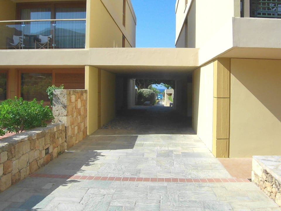 Weg zum Restaurant & Strand Kernos Beach Hotel & Bungalows