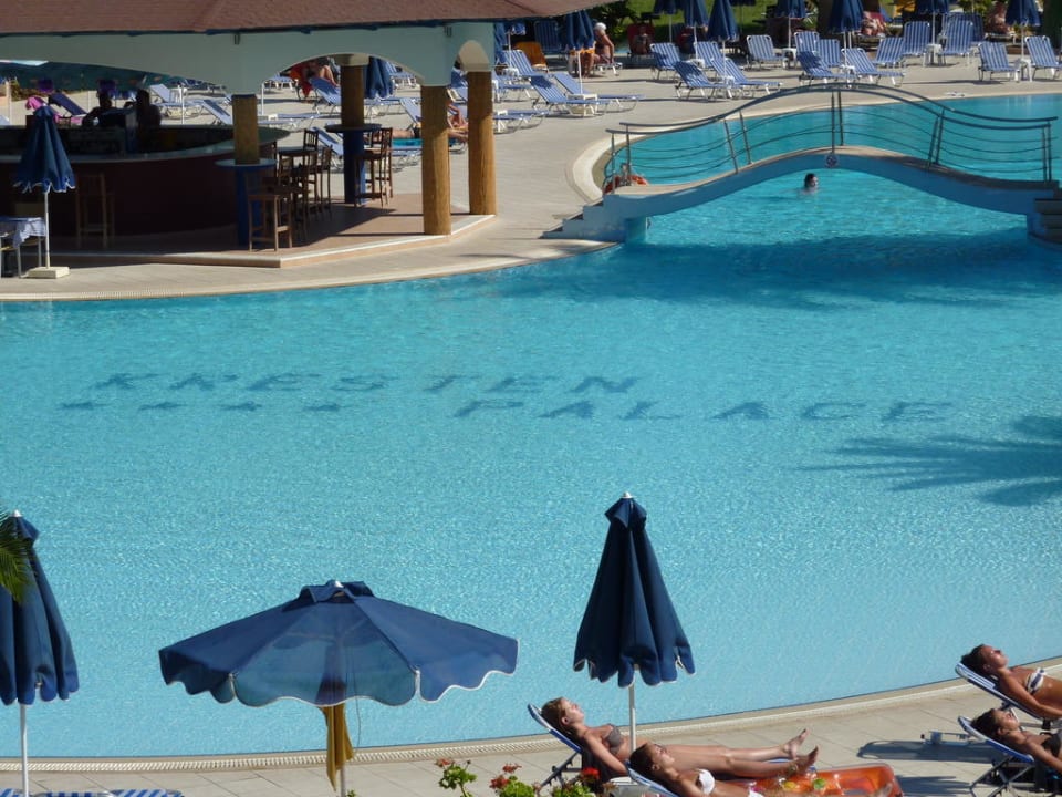 Blick auf den Pool Kresten Palace Hotel