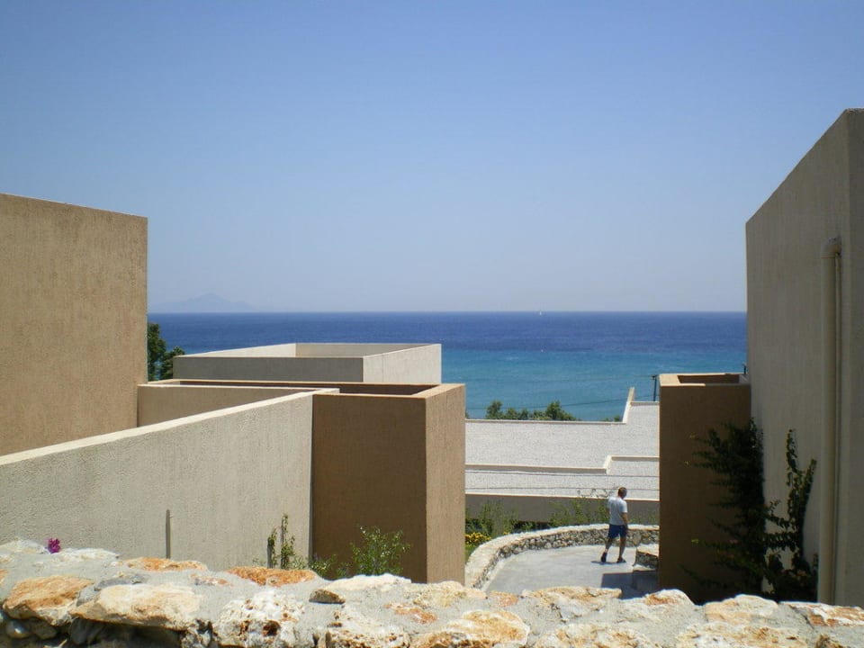 Blick zwischen den Gebäuden durch auf das Meer Atlantica Mikri Poli Kos