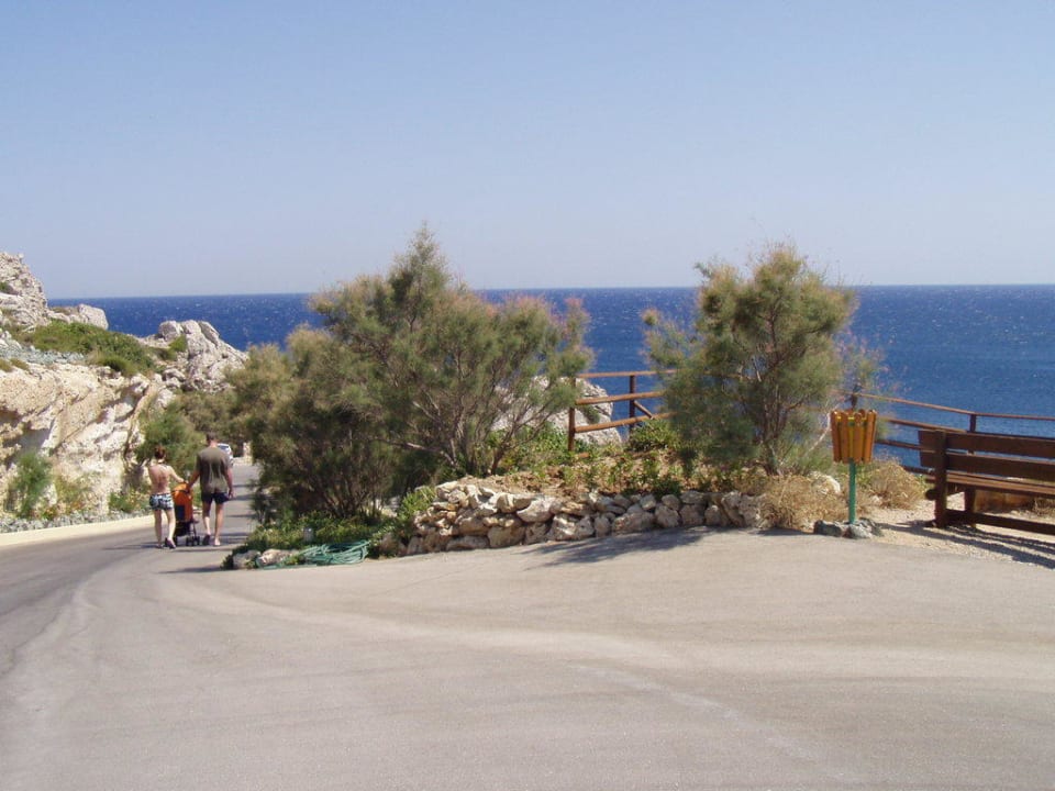 Auf dem Weg zum Strand Hotel Kalithea Mare Palace