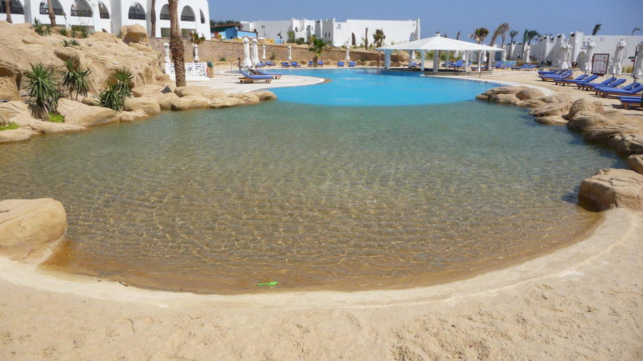 Einer von vier Pools Hilton Marsa Alam Nubian Resort