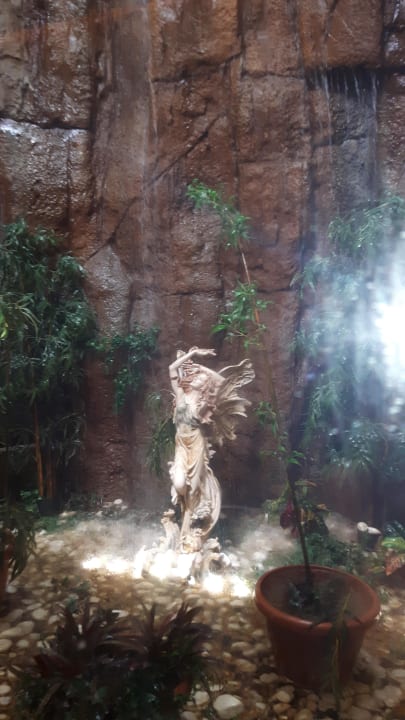 Kleiner Wasserfall im Spa-Bereich Dobedan Beach Resort Comfort