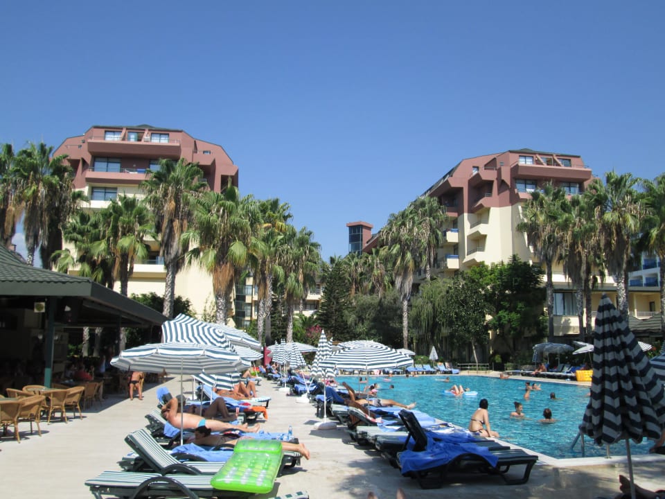 Hotelanlage mit Pool Hotel Meryan