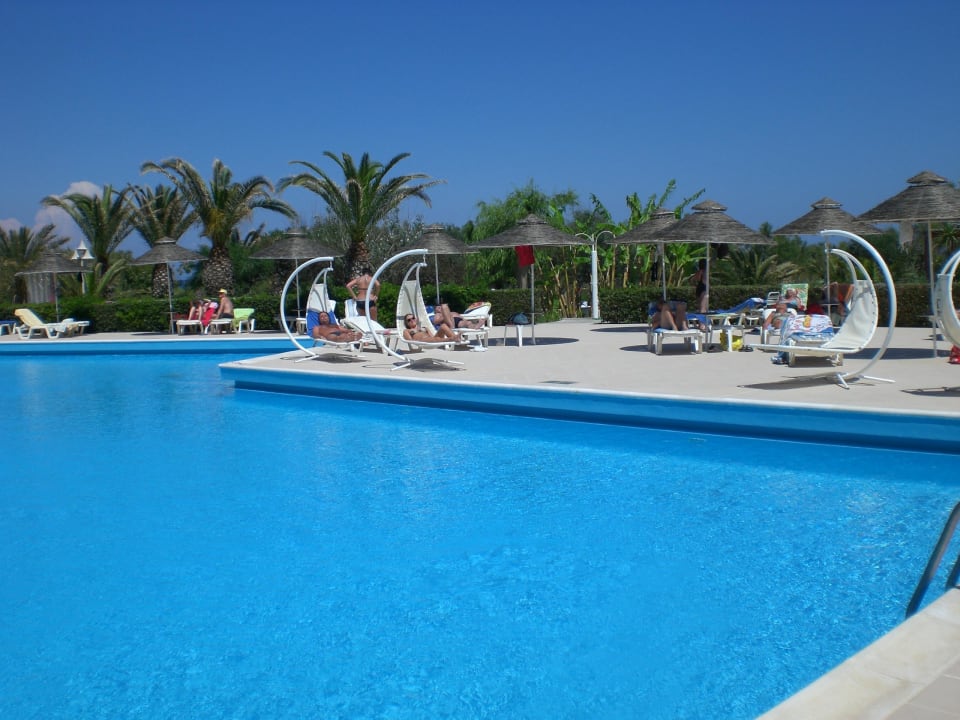 Liegen am Pool Pegasos Deluxe Beach Hotel