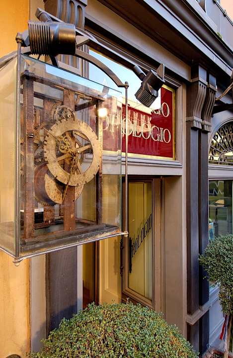 Particolare dell'ingresso Hotel Orologio