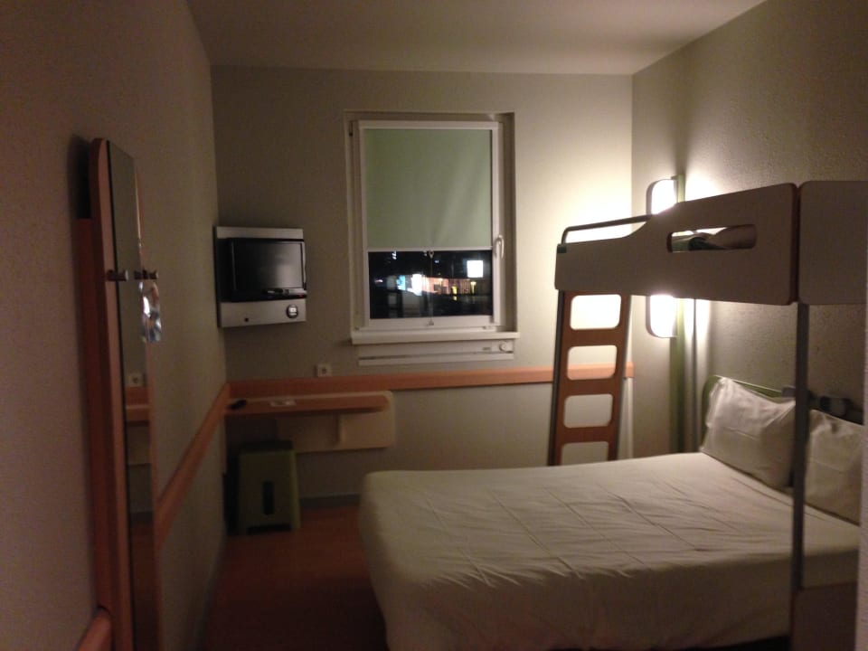 Bett und kleiner Schreibtisch ibis budget Salzburg Airport