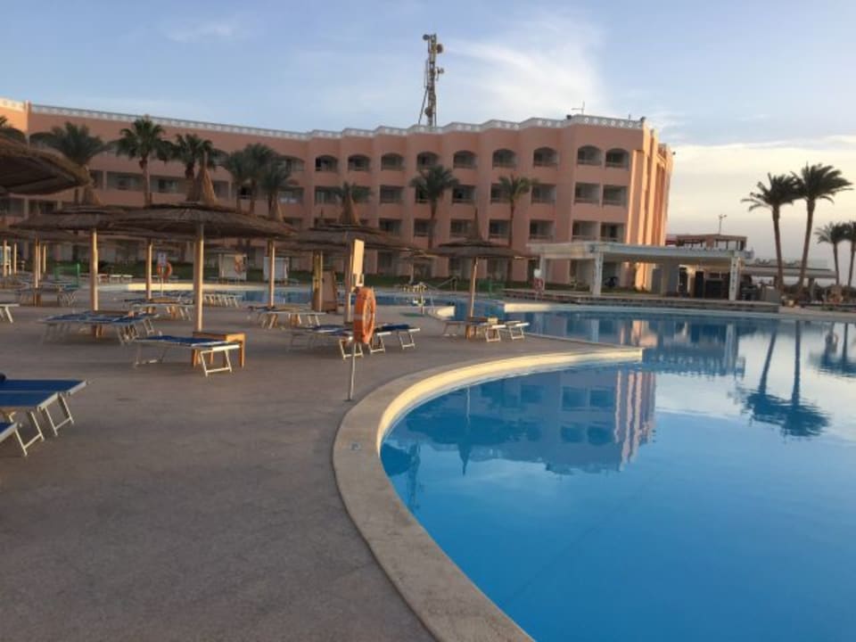 Pool am Haupthaus Beach Albatros Resort