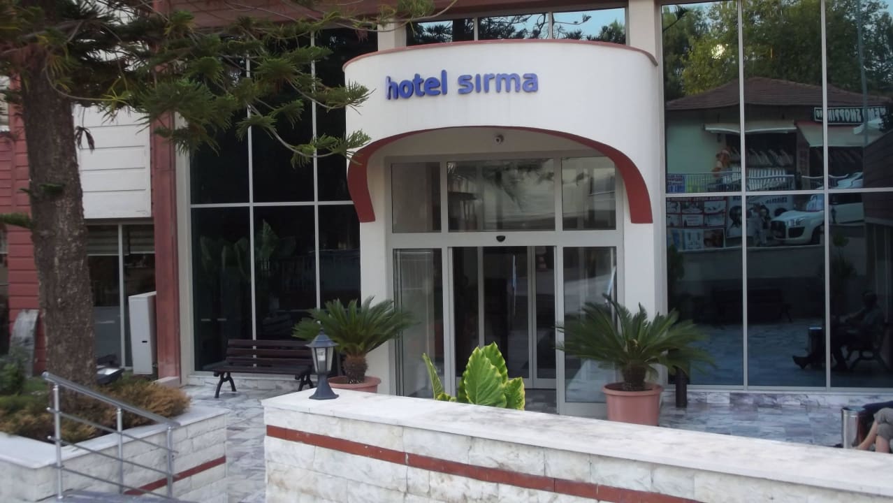 Der Eingang ins Hotel Hotel Sirma
