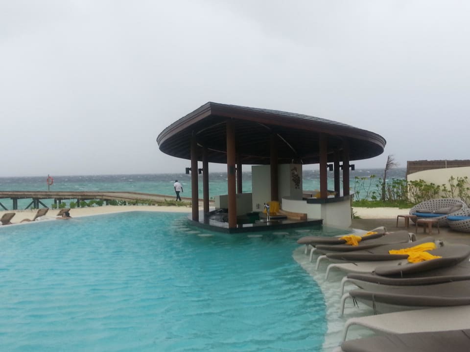 Der Pool Centara Ras Fushi Resort & Spa Maldives
