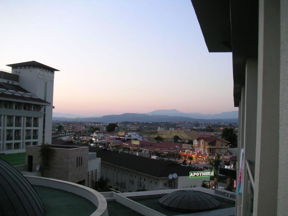 Blick auf Strasse vor dem Hotel Sunis Kumköy Beach Resort Hotel & Spa