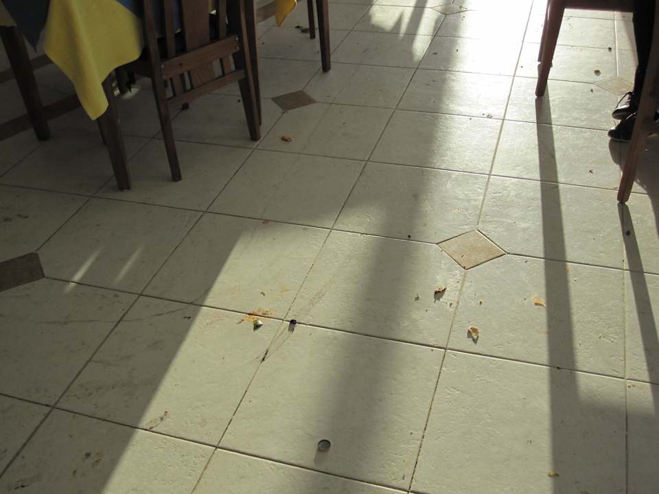 Verdreckter Essbereich nach Öffnung zum Frühstück  Hotel Bravo Djerba