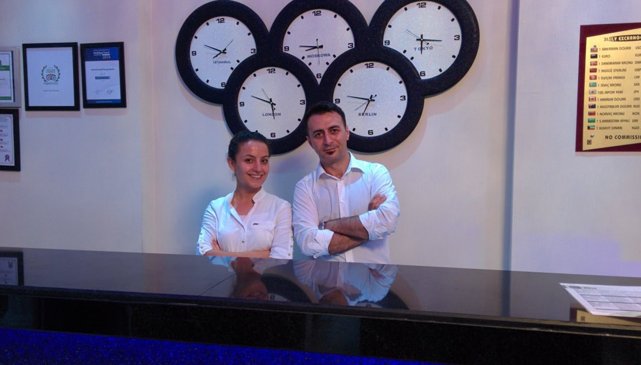Ugur und Kollegin! Opia Hotel