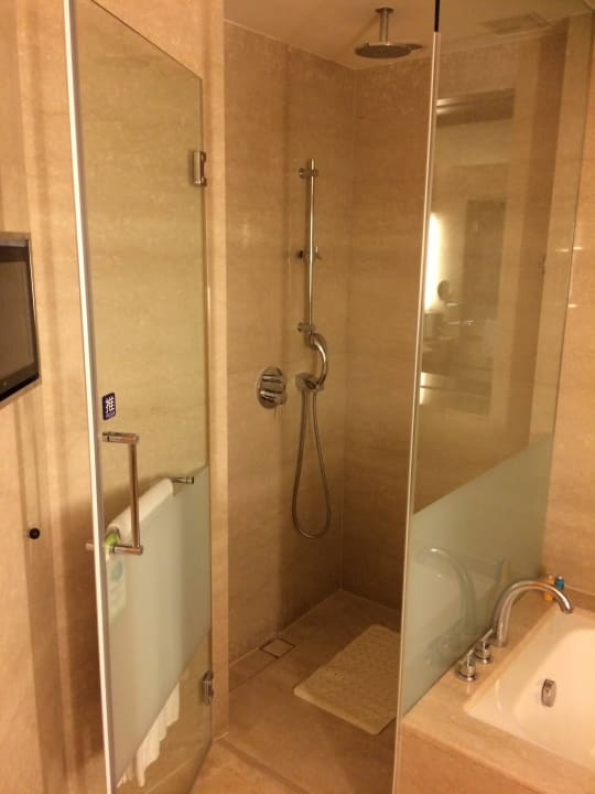 Bad linke Seite Hotel Windsor Taichung