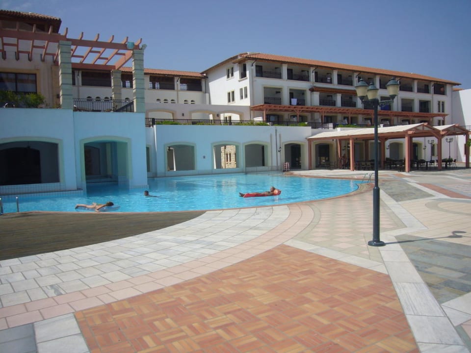 Nad basenem Creta Maris Resort