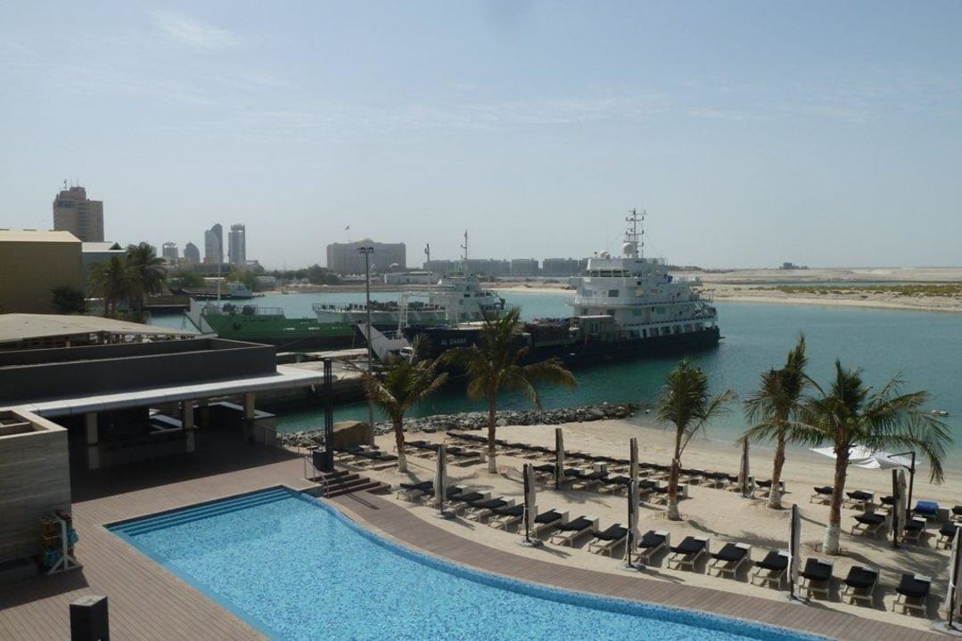 Großer Pool, kleiner Strand Conrad Abu Dhabi Etihad Towers