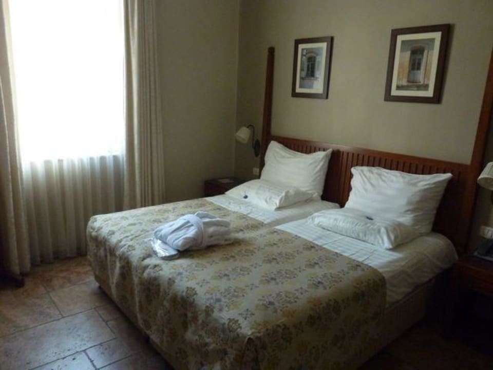 Bett The Colony Hotel