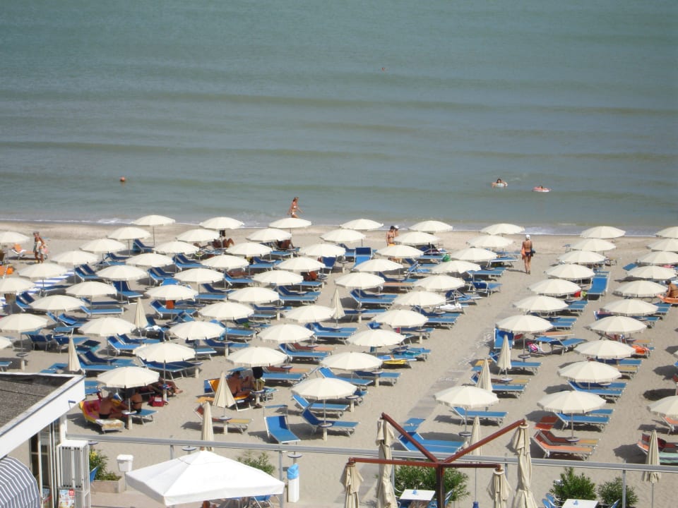 Blick vom Hotel zum Strand Hotel Continental