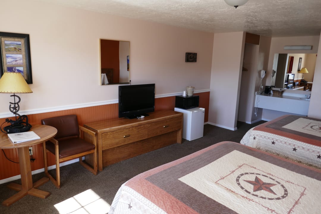 Zimmer Broken Spur Inn & Steakhouse