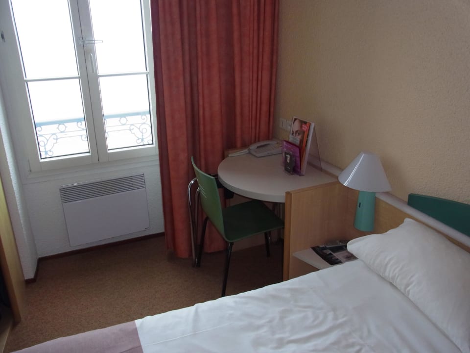 Tisch mit Stuhl Hotel Ibis Saint Malo Plage